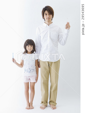歯ブラシを持つ父と娘 歯ブラシを持つ父と娘 29543695