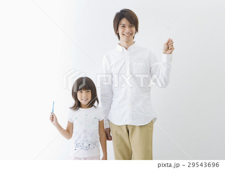 歯ブラシを持つ父と娘 歯ブラシを持つ父と娘 29543696
