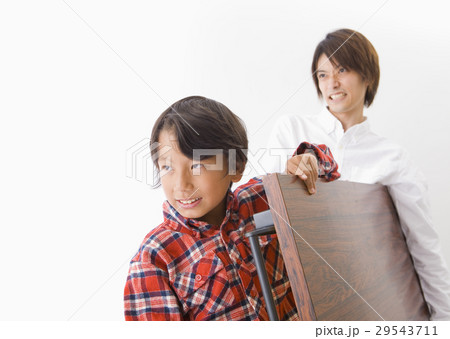 机を持つ父と息子 机を持つ父と息子 29543711