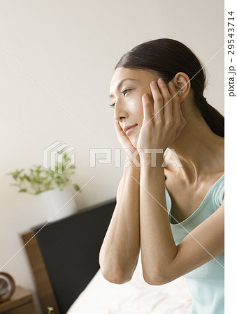 頬に手をあてる女性 29543714