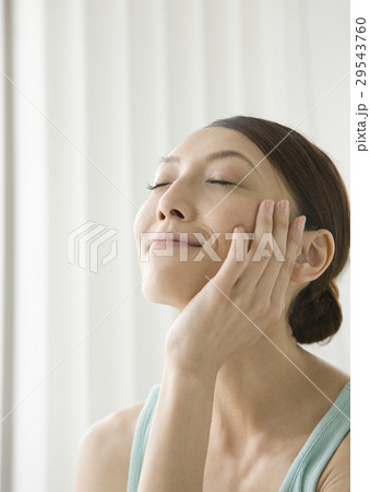フェイスケアをする女性 29543760