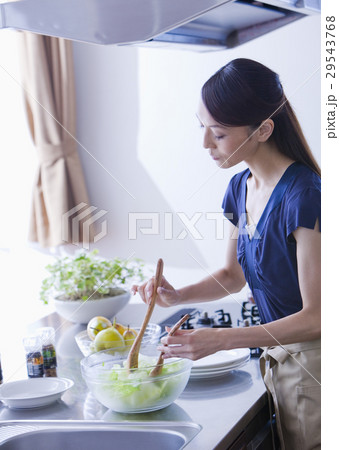 サラダを作る女性 サラダを作る女性 29543768