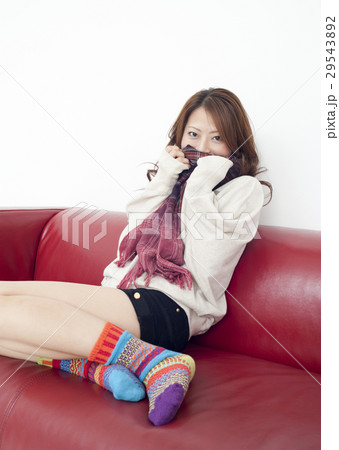 ソファーに座る若い女性 ソファーに座る若い女性 29543892