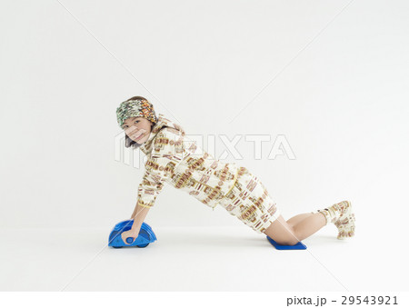 フィットネスローラーを使う若い女性 フィットネスローラーを使う若い女性 29543921