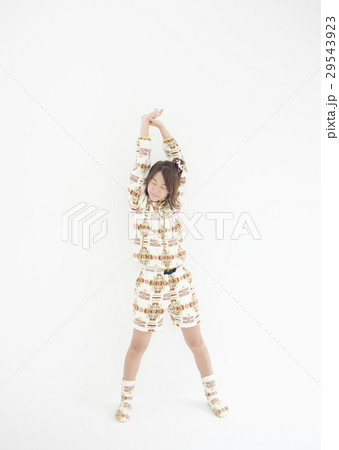 伸びをする若い女性 伸びをする若い女性 29543923
