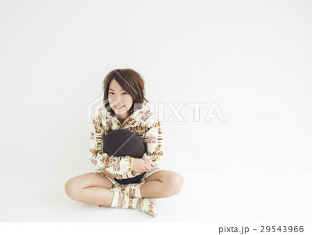 クッションを抱く若い女性 29543966