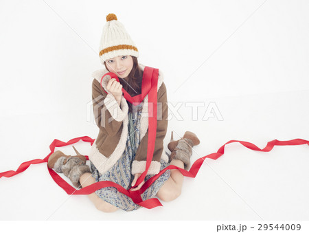 リボンを巻きつけた若い女性 29544009