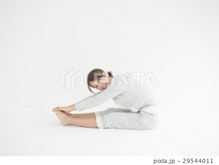 ストレッチをする若い女性 29544011