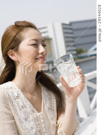 ソーダ水を飲む若い女性 29544028