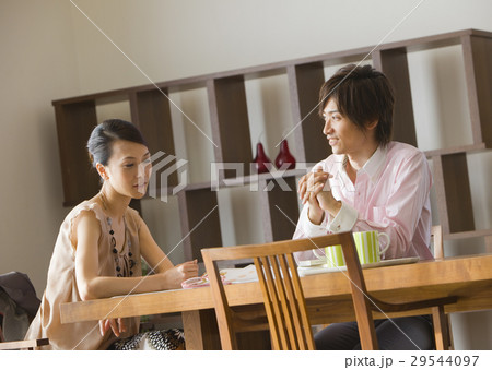 部屋でくつろぐカップル 部屋でくつろぐカップル 29544097