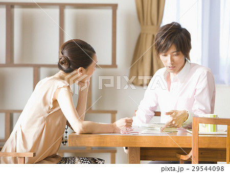 部屋でくつろぐカップル 29544098