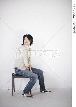 椅子に座る女性 29544217