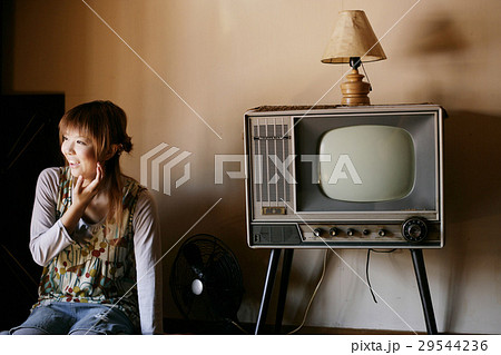 部屋でくつろぐ女性 29544236