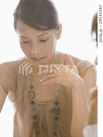 顎に手を当てる女性 29544267