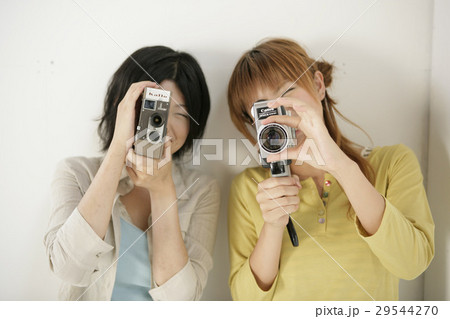 カメラで遊ぶ女性 カメラで遊ぶ女性 29544270