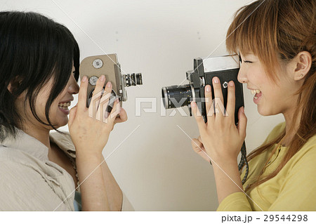 カメラで遊ぶ女性 カメラで遊ぶ女性 29544298