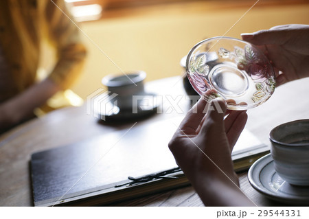 ガラスの皿を持つ手 29544331