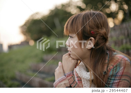 若い女性 29544407