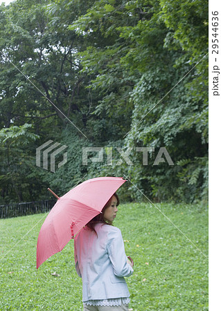 傘をさす女性 29544636