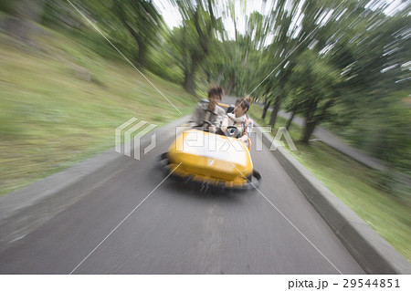 ゴーカートに乗るカップル 29544851