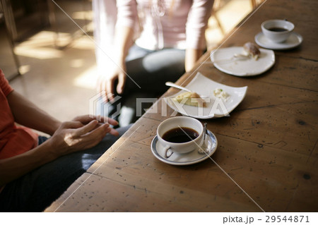 テーブルのコーヒーとケーキ 29544871