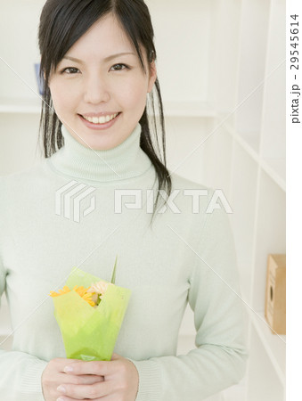 花束を持つ女性 花束を持つ女性 29545614