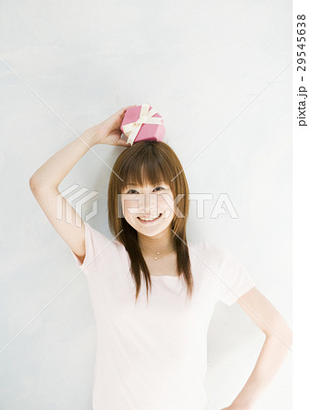 プレゼントを持つ女性 プレゼントを持つ女性 29545638