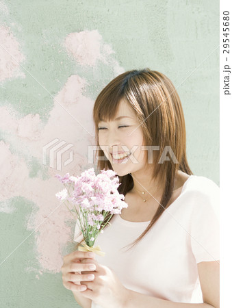 花束を持つ女性 29545680