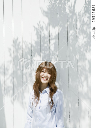 笑顔の女性 29545681