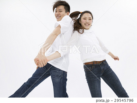 手をつなぐ若いカップル 29545796