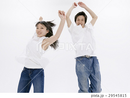 ジャンプする若いカップル ジャンプする若いカップル 29545815