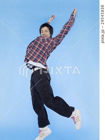 ジャンプする若い男性 ジャンプする若い男性 29545836