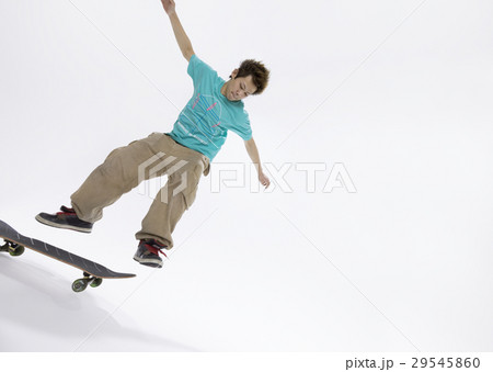 スケートボードをする若い男性 スケートボードをする若い男性 29545860