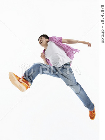 ジャンプする若い男性 29545878
