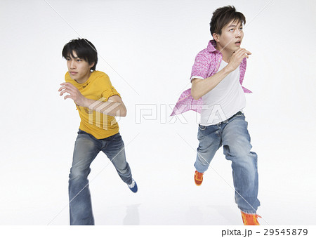 ダッシュする若い男性 29545879