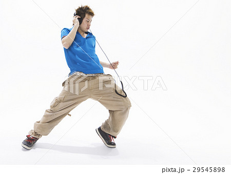 音楽を聴く若い男性 29545898