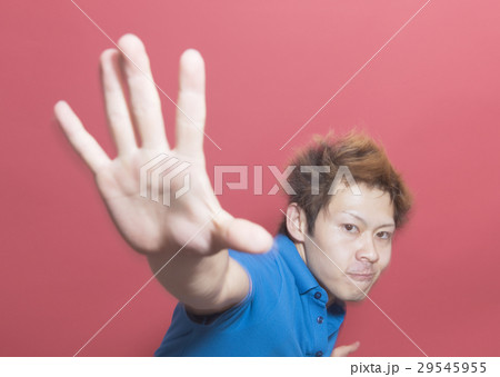 ダンスをする若い男性 29545955