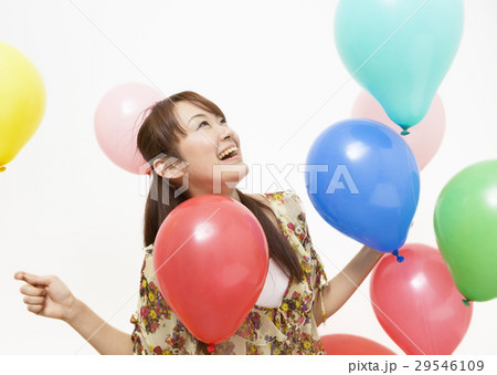 風船を持つ若い女性 風船を持つ若い女性 29546109
