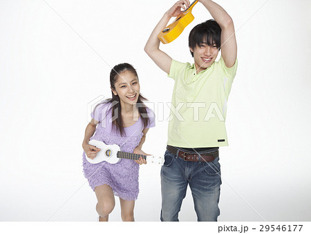 ウクレレを弾く若い男女 ウクレレを弾く若い男女 29546177