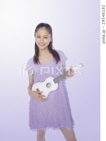 ウクレレを弾く若い女性 29546192