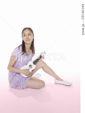 ウクレレを弾く若い女性 29546199