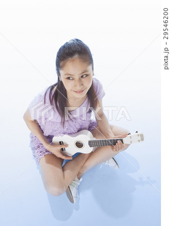 ウクレレを弾く若い女性 ウクレレを弾く若い女性 29546200