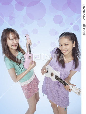 ウクレレを弾く若い女性 ウクレレを弾く若い女性 29546201