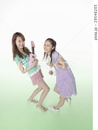 ウクレレを弾く若い女性 29546205