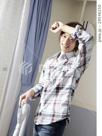汗を拭く男性 汗を拭く男性 29546250