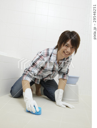風呂掃除をする男性 29546251