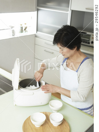 ご飯をよそう女性 29546292