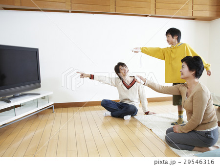テレビゲームで遊ぶ三世代家族 テレビゲームで遊ぶ三世代家族 29546316