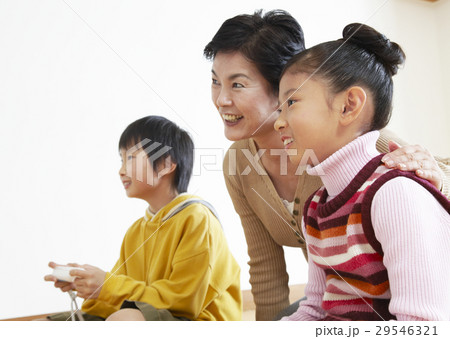 テレビゲームで遊ぶ祖母と孫 29546321