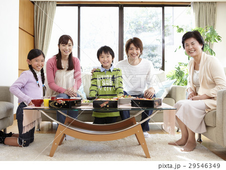 花見弁当に喜ぶ三世代家族 29546349